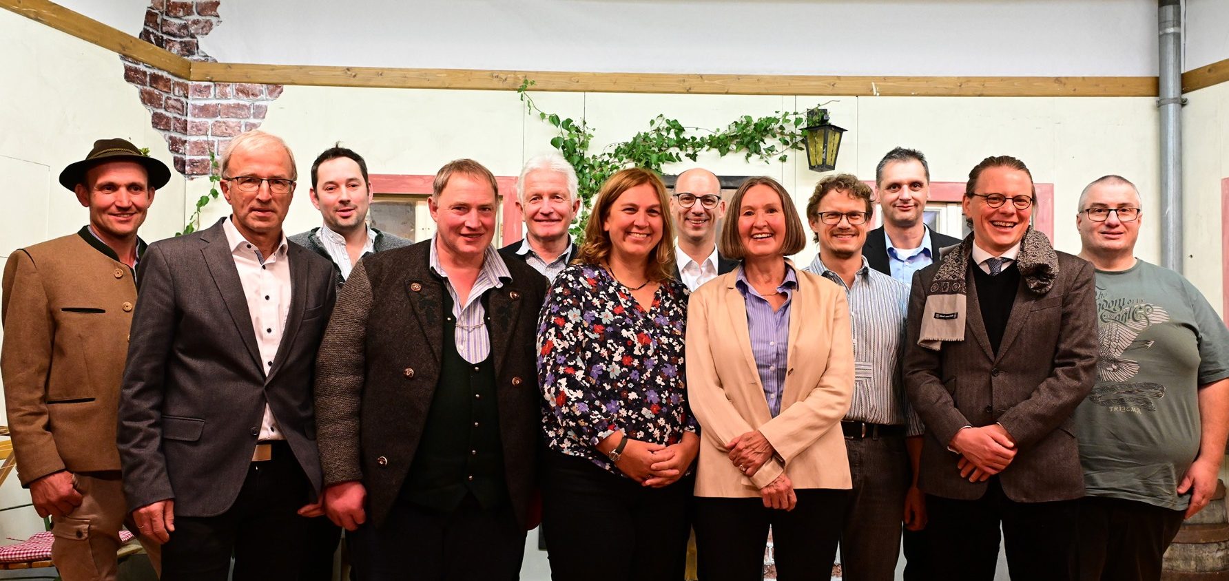 Wahlgemeinschaft Uffing am 11. Nov. 2025 © Josef Mayr Von links nach rechts: Michael Schmid, Thomas Hartmann, Alois Kölbl jun., Wolfgang Mayr, Robert Fischer, Ursula Kunstmann, Tobias Haag, Centa Heinrich, Martin Fürst, Alexander Wintermeier, Georg Frühschütz, Stefan Oppermann